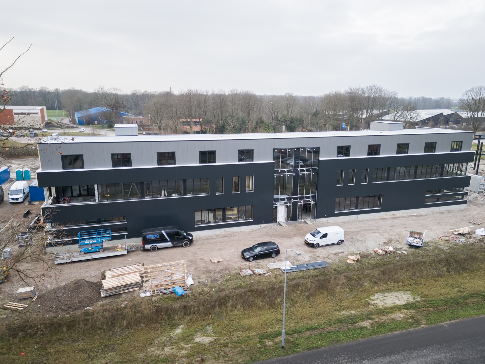 Frontgevel van de bedrijfshal in aanbouw, E Franken Totaalbouw